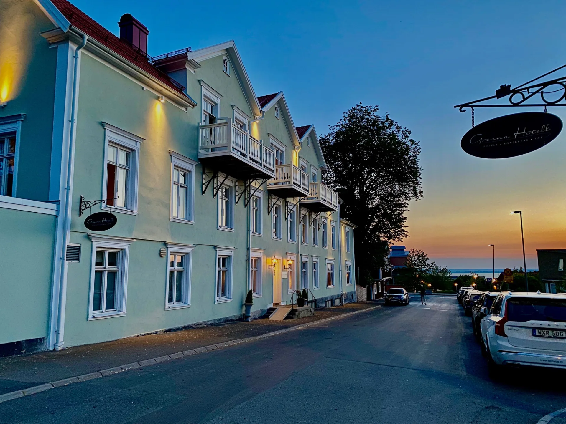 Grenna Hotell och Ribbagårdsgränd i kvällsljus