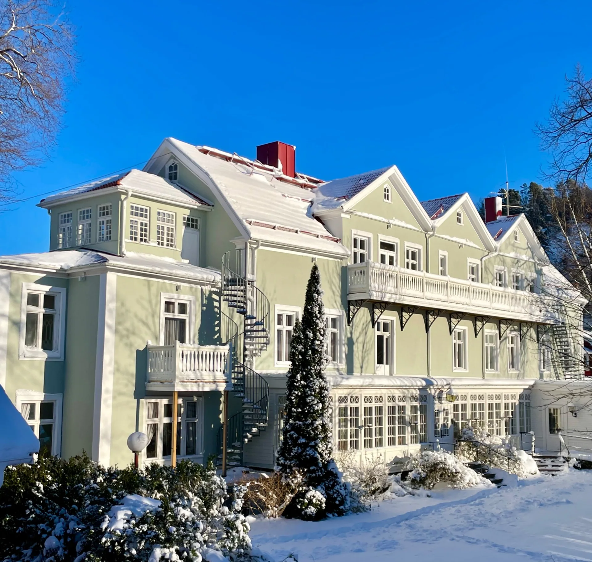 Grenna Hotells fasad under vintern