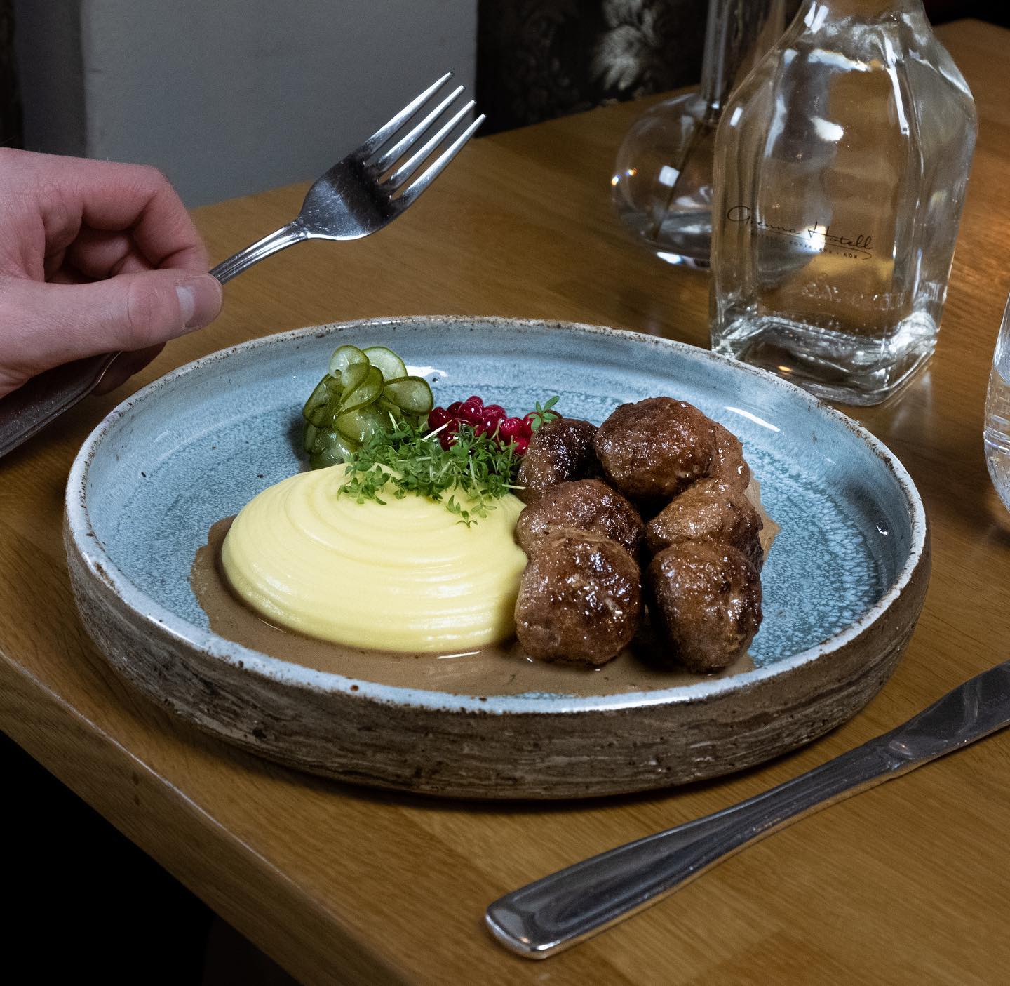 Klassiska köttbullar med krämigt potatismos, pressgurka och lingon på Grenna Hotell i Gränna.